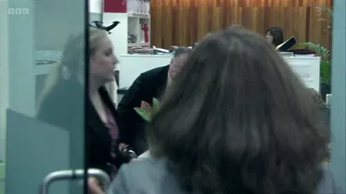 Screenshot: Quick, quick. Glenn, don't faff
about with your glasses.