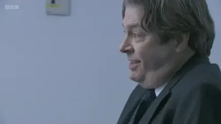 Screenshot: gigabits, people watching television on telephones.