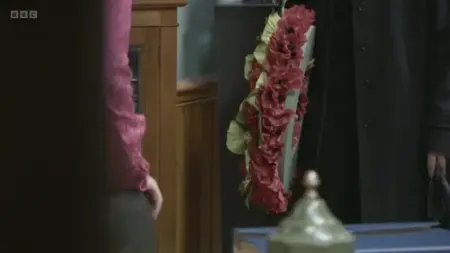 Screenshot: Hold the wreath in your right hand...