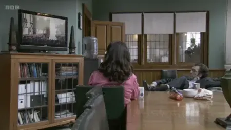 Screenshot: Firm grasp on the wreath, there.